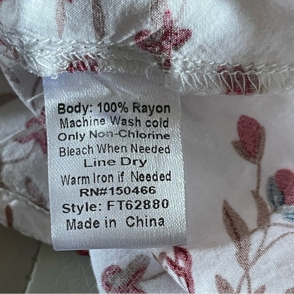 Fun2Fun floral cap sleeve blouse from Stitchfix size XXL runs small - Picture 6 of 7